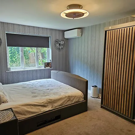 Stunning 4 Bed House With Huge Garden And Parking Holiday home *