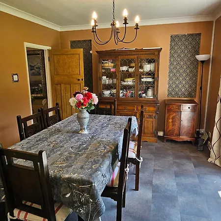 Stunning 4 Bed House With Huge Garden And Parking *