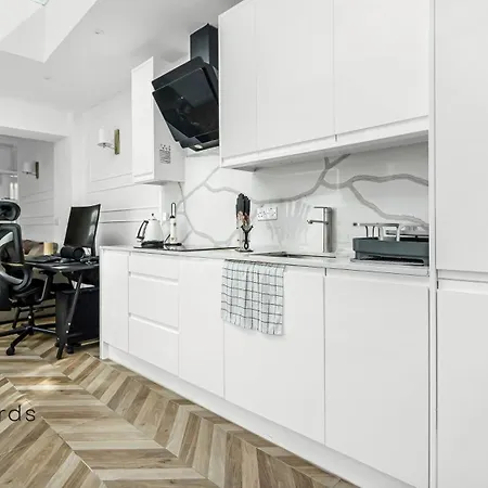 Apartment Exclusive 1 Bedroom Flat Near Victoria Station!