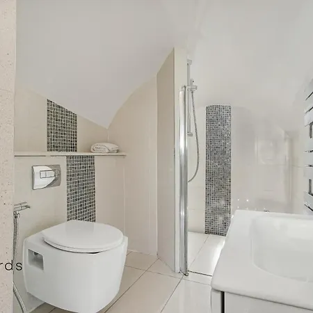 Exclusive 1 Bedroom Flat Near Victoria Station!