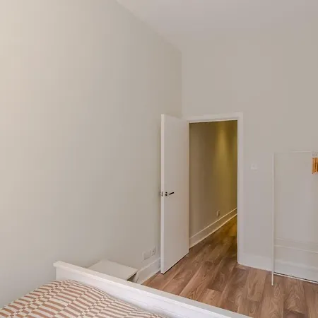Airy 2-bed Flat In Notting Hill *