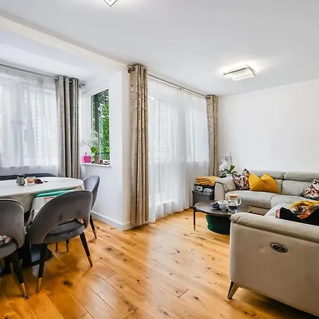 Apartment Brand New 2 Bed In In Dock