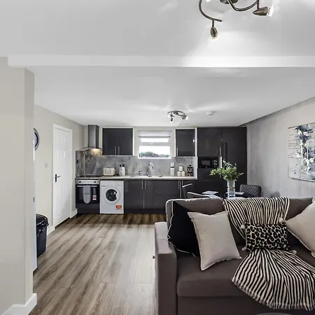 Cozy & Contemporary 2-br Flat Near Shops & Transit Apartment London