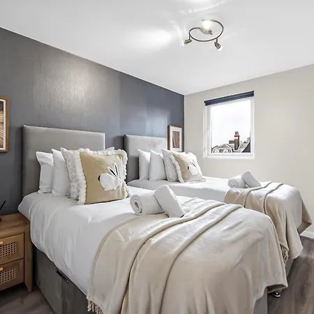 Cozy & Contemporary 2-br Flat Near Shops & Transit Apartment