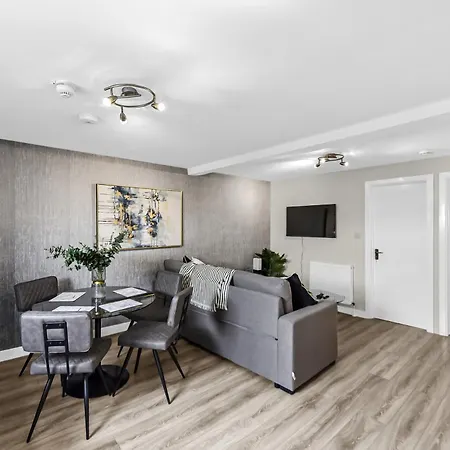 Cozy & Contemporary 2-br Flat Near Shops & Transit Apartment London