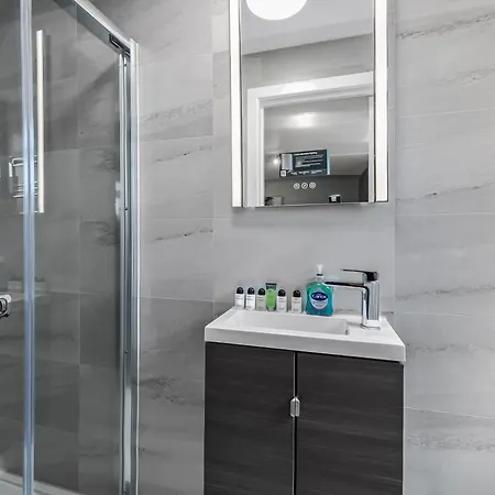 Cozy & Contemporary 2-br Flat Near Shops & Transit Apartment
