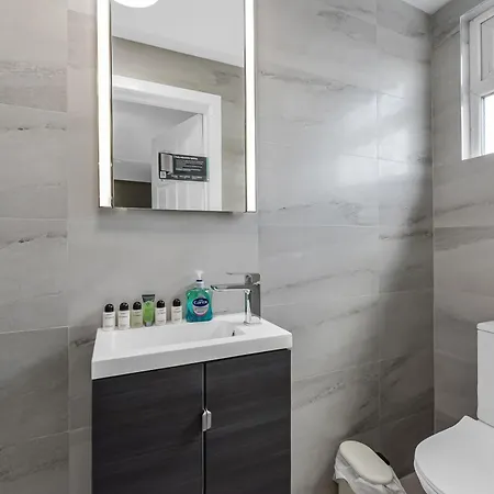 Cozy & Contemporary 2-br Flat Near Shops & Transit Apartment *
