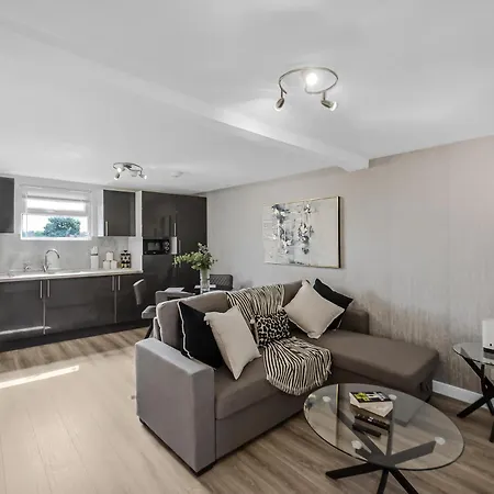 Cozy & Contemporary 2-br Flat Near Shops & Transit Apartment London