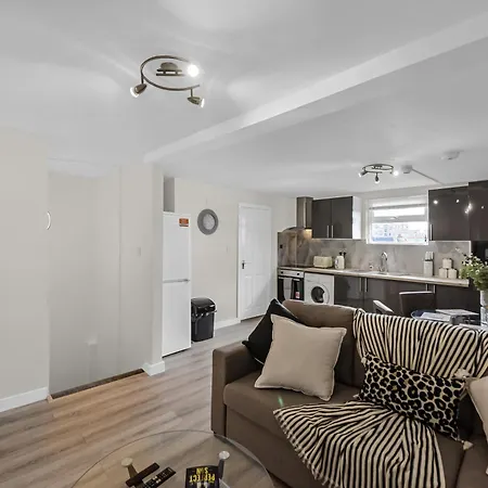 Apartment Cozy & Contemporary 2-br Flat Near Shops & Transit