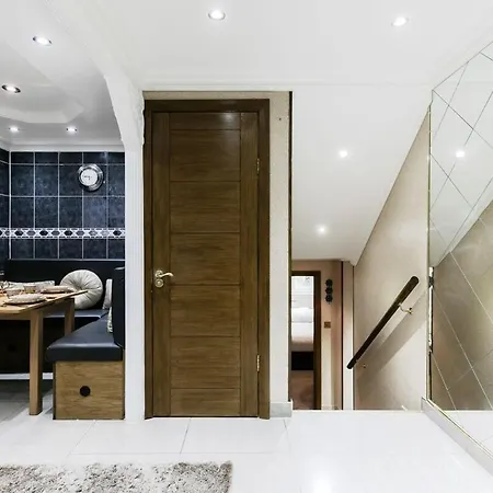 Chic 3bdr In Prime Location *
