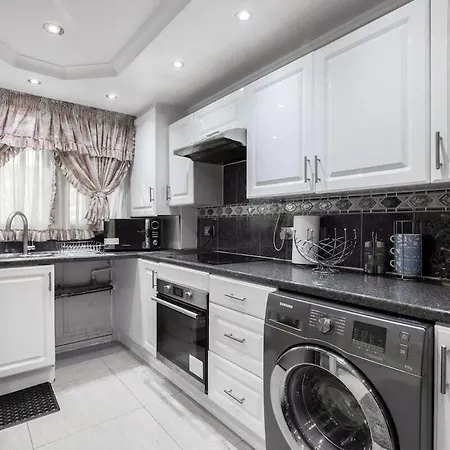Chic 3bdr In Prime Location * London