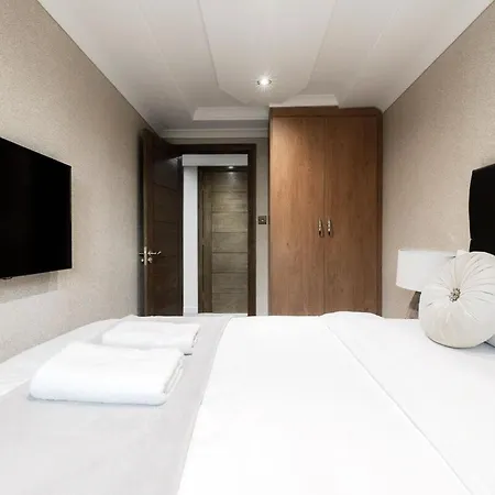Apartment Chic 3bdr In Prime Location *