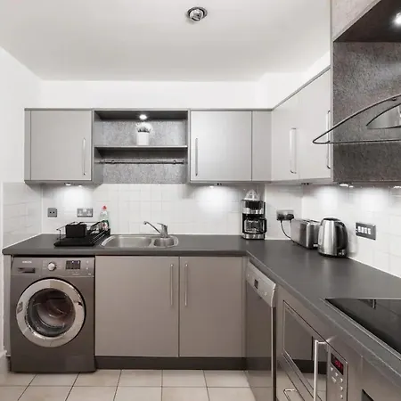 Riverside With Balcony, 1 Min Walk To Vauxhall Station Apartment London