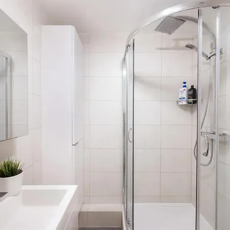 Riverside With Balcony, 1 Min Walk To Vauxhall Station Apartment *
