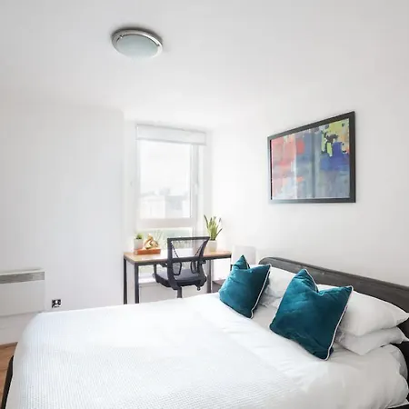 Riverside With Balcony, 1 Min Walk To Vauxhall Station *