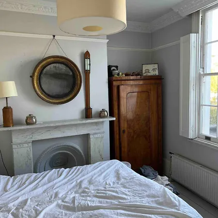 Entire Spacious 3-bedroom * London