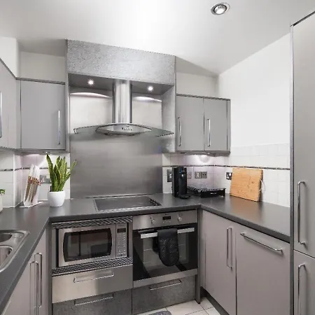 Riverside With Balcony, 1 Min Walk To Vauxhall Station * London