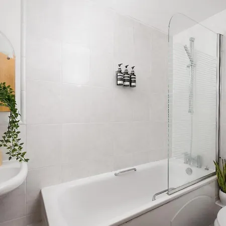 Riverside With Balcony, 1 Min Walk To Vauxhall Station * London