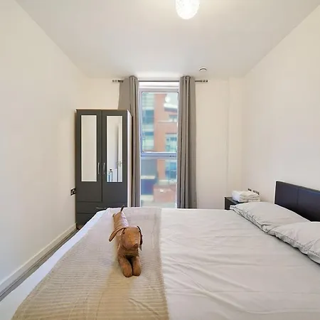 Spacious 3 Bed In Stratford, With Free Parking & Wi-fi London