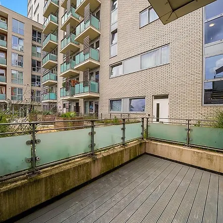 Spacious 3 Bed In Stratford, With Free Parking & Wi-fi