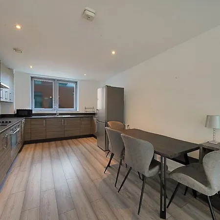Apartment Spacious 3 Bed In Stratford, With Free Parking & Wi-fi