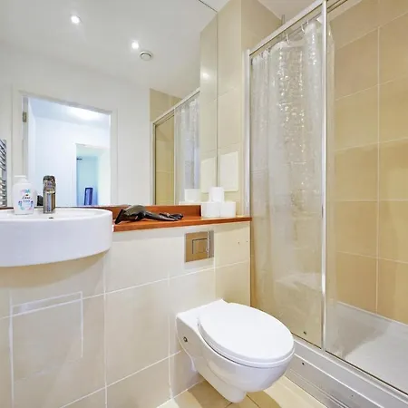 Spacious 3 Bed In Stratford, With Free Parking & Wi-fi Apartment *