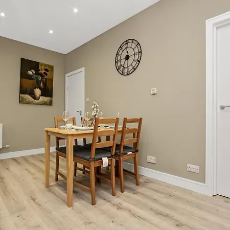 The Nook Twin Beds, Fab Kitchen And Cozy Vibes London