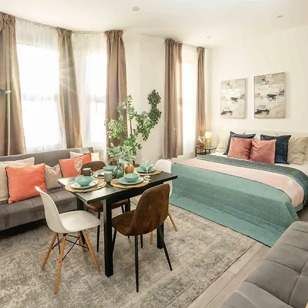 Large For 4 Ppl With Bright Windows * London