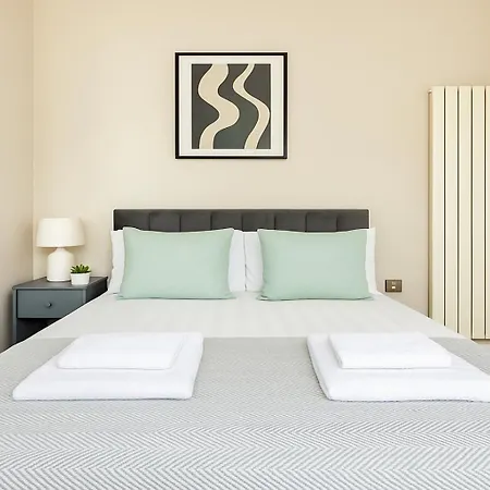 2 Bed Flat With Balcony In Chelsea Apartment *