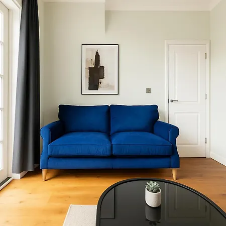 2 Bed Flat With Balcony In Chelsea * London