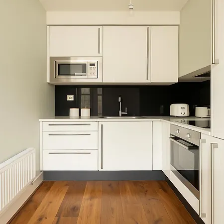 2 Bed Flat With Balcony In Chelsea * London