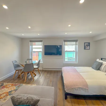 Apartment Whitfield London