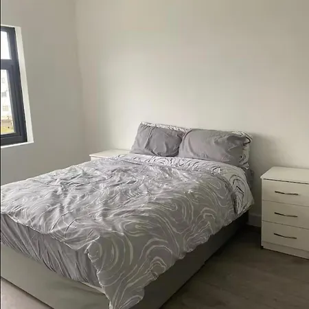 2-bed Sunny London - Sleeps 4 & Parking Hendon