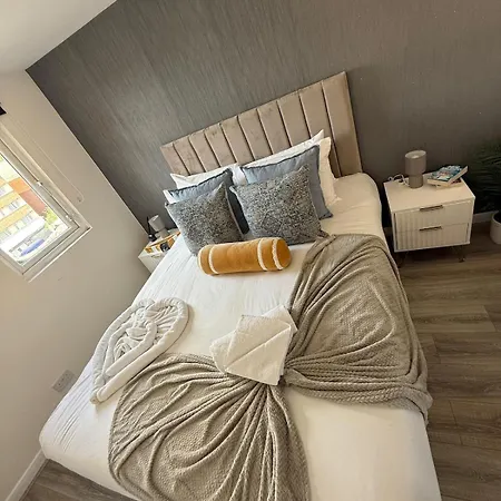 Cozy & Contemporary 2-br Flat Near Shops & Transit