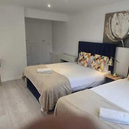 Spacious 4 Bedroom Near Marble Arch And Oxford St. Apartment *