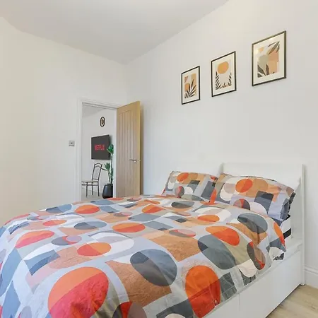 Lux 1 Bed Flat Next To Station In Tooting * London