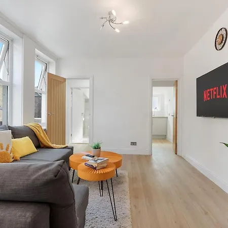 Lux 1 Bed Flat Next To Station In Tooting London