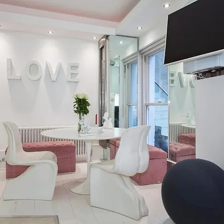 Luxury Hampstead Garden Apartment *