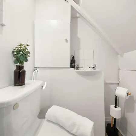 Stylish 2br Flat Near Kensington & Westfield Apartment