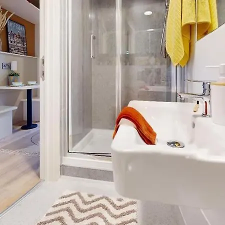 Student Only Bronze 2 Bed Iq Paris Garden *