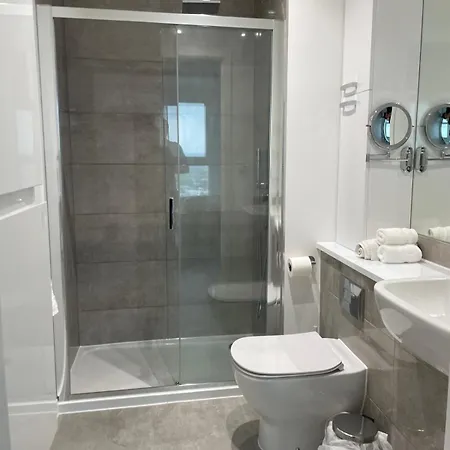 Apartamento Stylish Two Bedroom Flat With Balcony Views And Free Parking *
