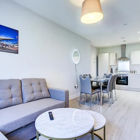 Apartment 2 Bedroom Flat 6 Mins From Heathrow Airport Flat 41 Harmondsworth