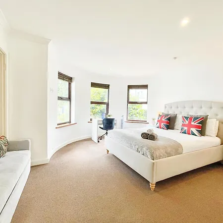 New 4-bed, 3-bath With Balcony And Free Parking In Crouch End Near Alexandra Palace Londres