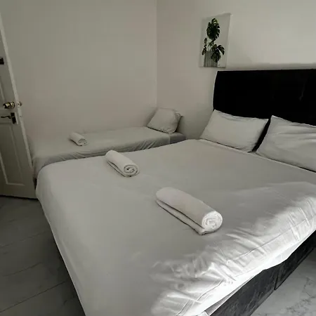 Lovely Ground Floor Miles Apartment *