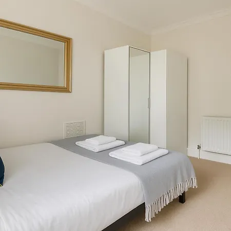 Apartment Flat - 3 Min To West Kensington Station London