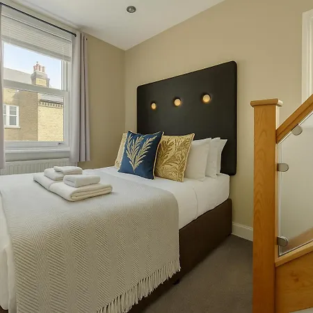 Flat - 3 Min To West Kensington Station *