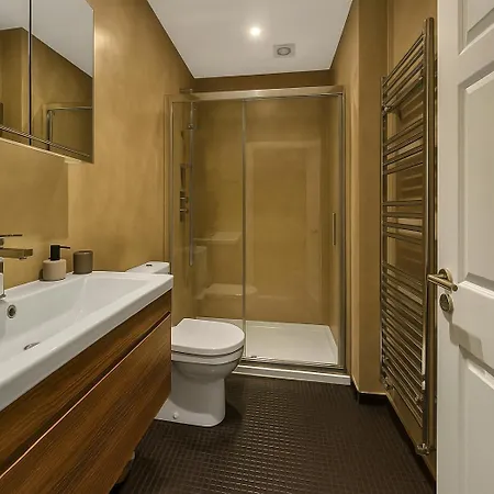 Flat - 3 Min To West Kensington Station * London