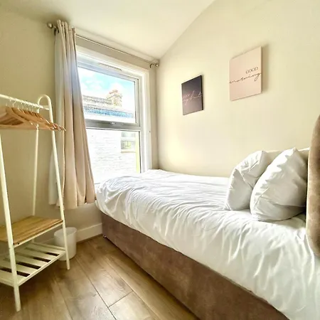 5 Bed House With Garden, Up To 9 Guests, Close To O2 And Greenwich Market