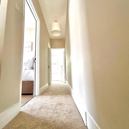 5 Bed House With Garden, Up To 9 Guests, Close To O2 And Greenwich Market London
