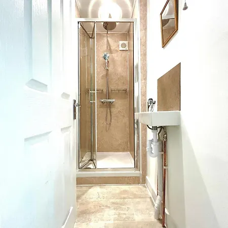 5 Bed House With Garden, Up To 9 Guests, Close To O2 And Greenwich Market Holiday home *